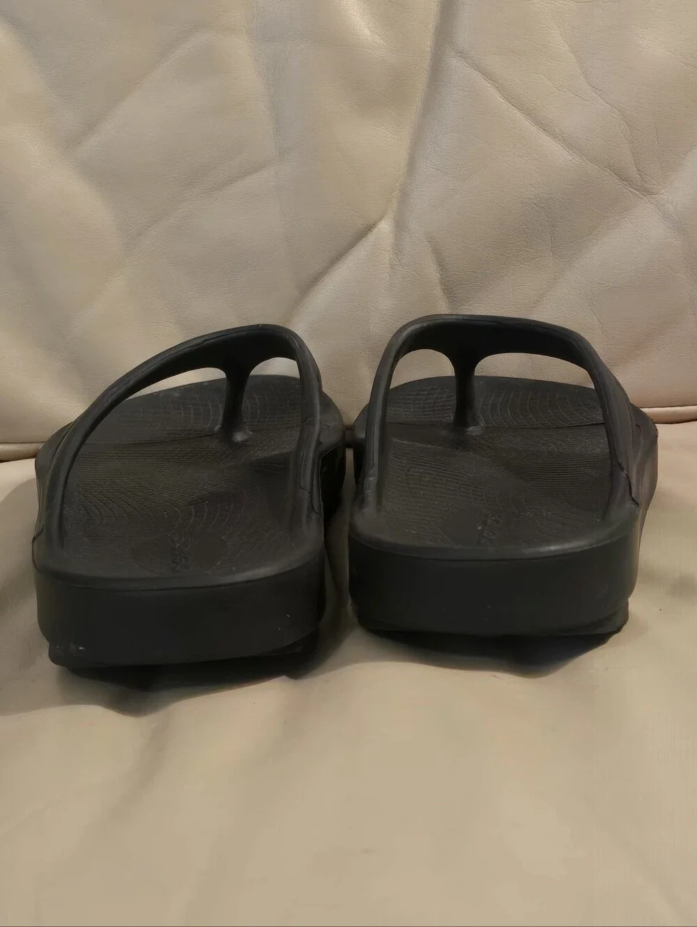 Oofos Men's Black Recovery Flip Flops Men's 9 Women's 11